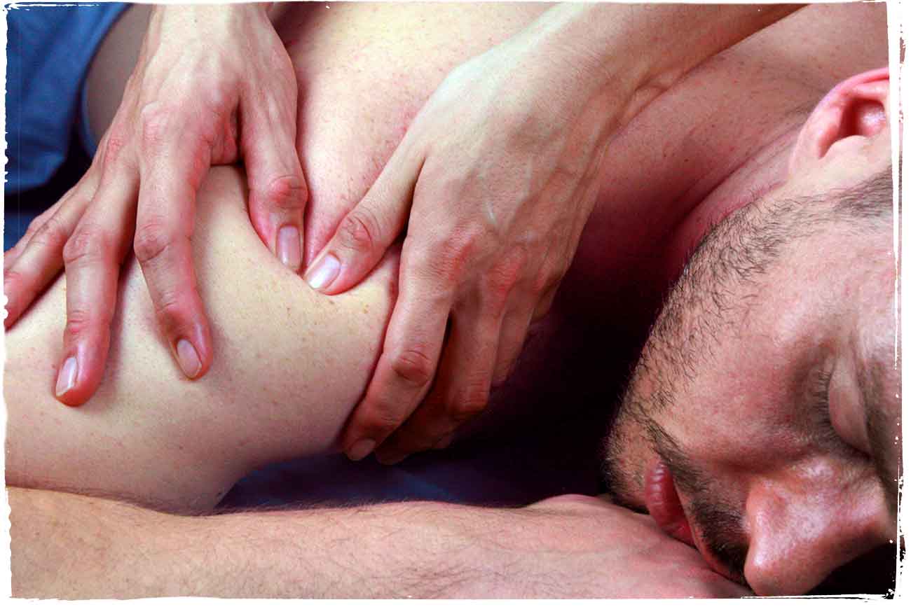 San Francisco massage therapy on shoulder